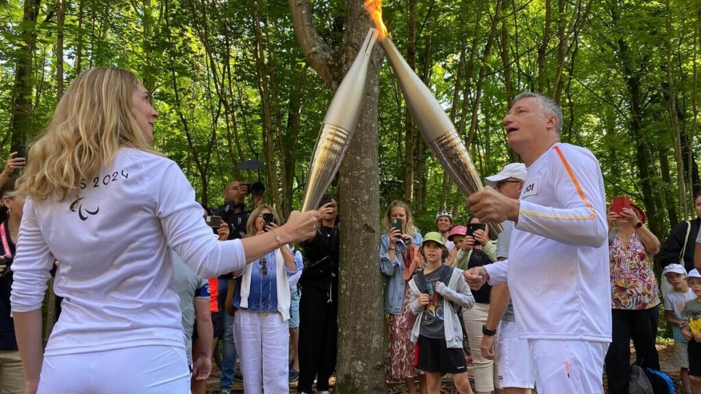 « Regardez, c’est la vraie ! » : dans les Hauts-de-Seine, l’escrimeur Robert Citerne allume la flamme paralympique