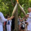 « Regardez, c’est la vraie ! » : dans les Hauts-de-Seine, l’escrimeur Robert Citerne allume la flamme paralympique