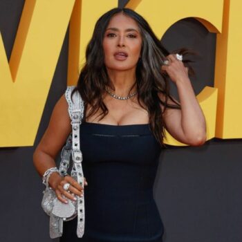 Salma Hayek zeigt ihre natürliche Schönheit, indem sie ihre grauen Strähnen präsentiert.