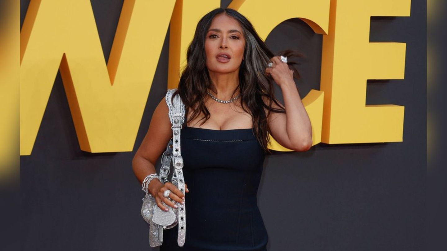 Salma Hayek zeigt ihre natürliche Schönheit, indem sie ihre grauen Strähnen präsentiert.