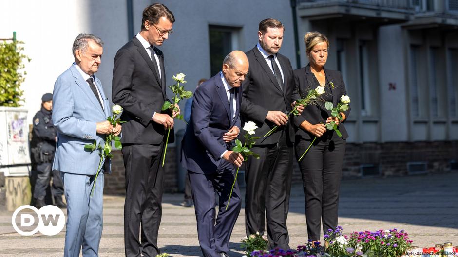 Scholz legt in Solingen weiße Rose nieder