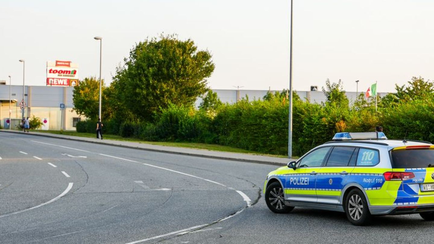 Ein Mann bedroht auf einem Parkplatz Polizisten mit einer Waffe und versucht zu fliehen. Die Beamten schießen. Foto: 5VISION.NEW