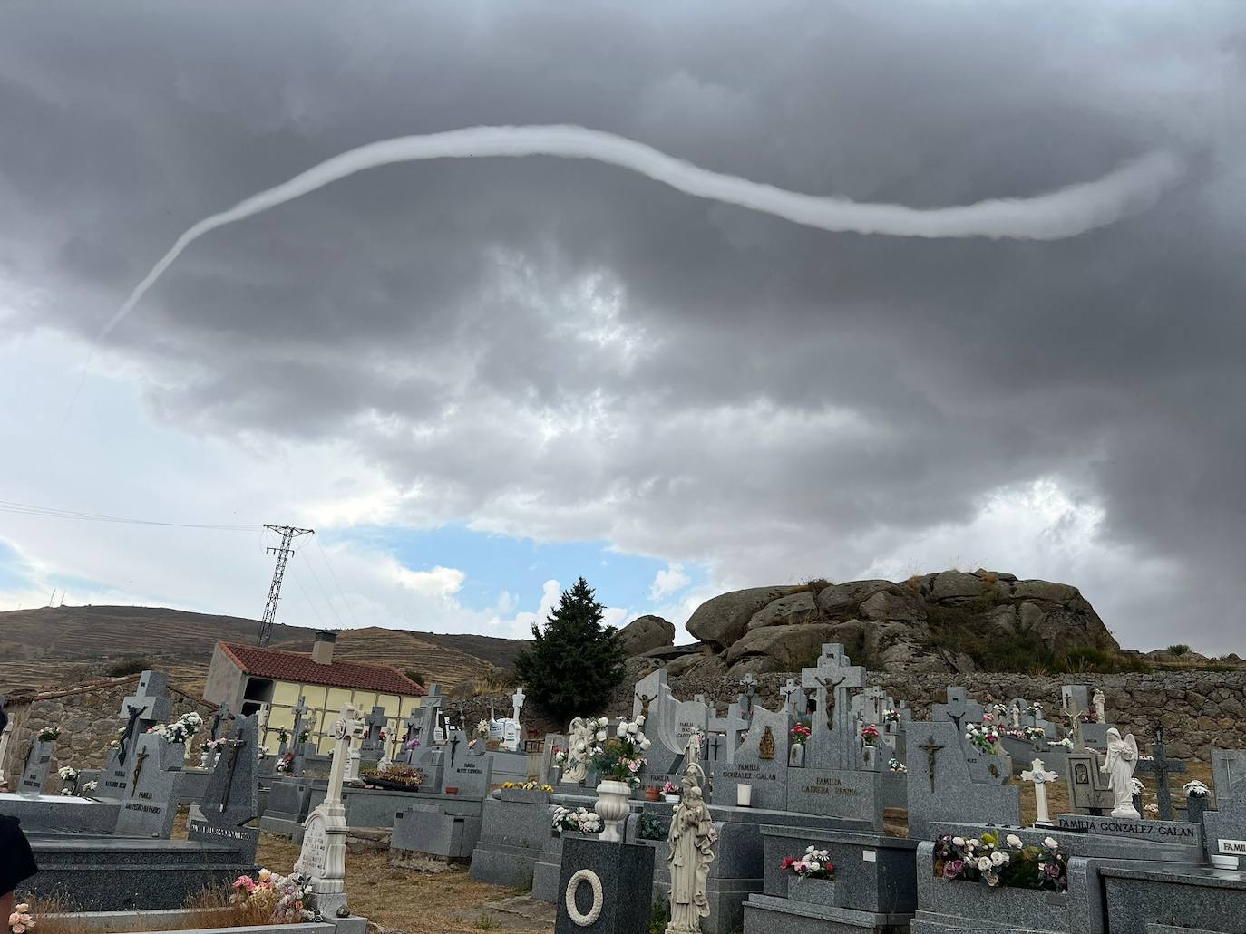 Sorpresa en Ávila con un fenómeno atmosférico pocas veces visto: un tornado que no toca el suelo