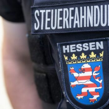 Der Einsatz von Steuerfahndern in Hessen macht sich bezahlt: 2023 haben sie für fast 200 Millionen Euro Mehreinnahmen gesorgt. (