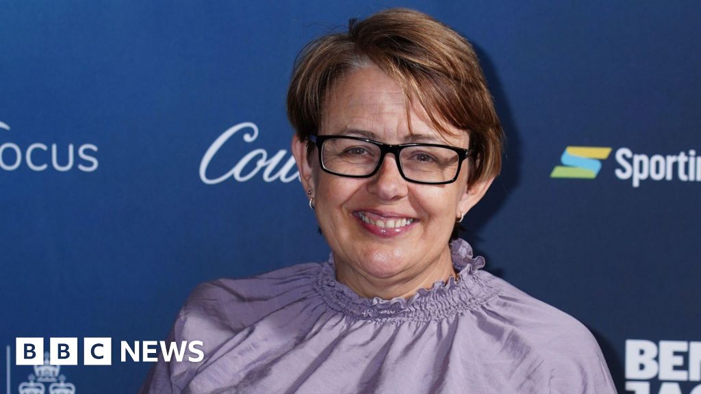 Tanni Grey-Thompson forced to 'crawl off' train