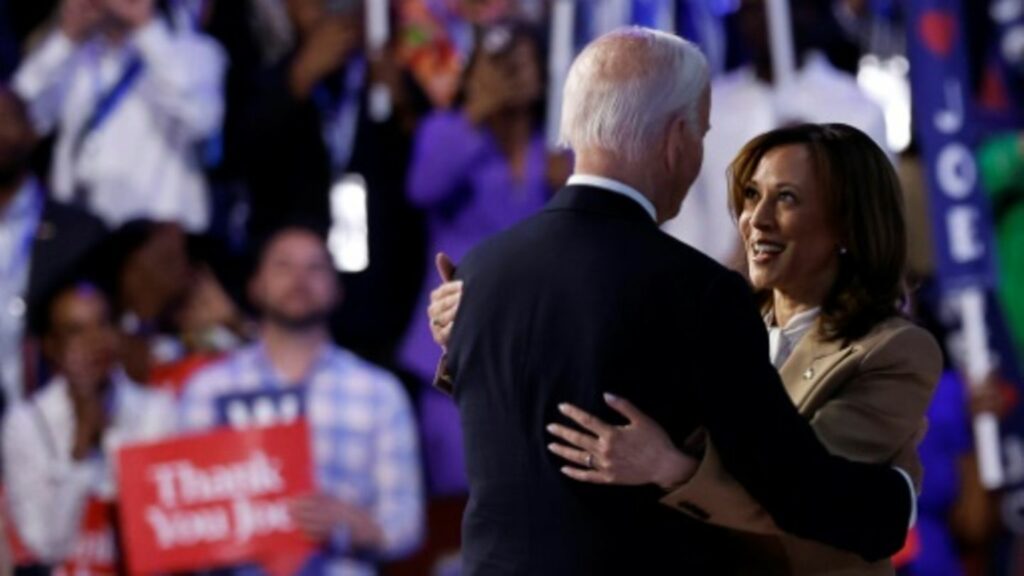 Kamala Harris umarmt Joe Biden auf der Parteitagsbühne