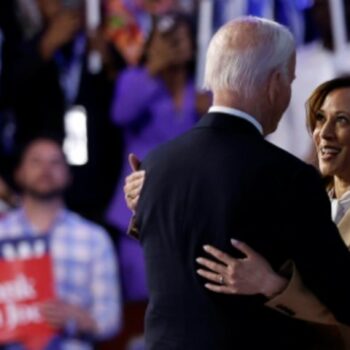 Kamala Harris umarmt Joe Biden auf der Parteitagsbühne