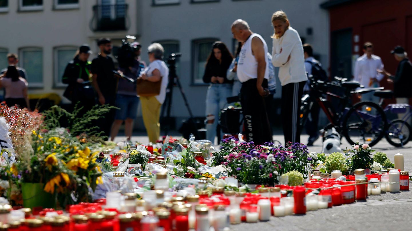 In Solingen stehen Blumen und Kerzen in der Nähe des Anschlagsortes