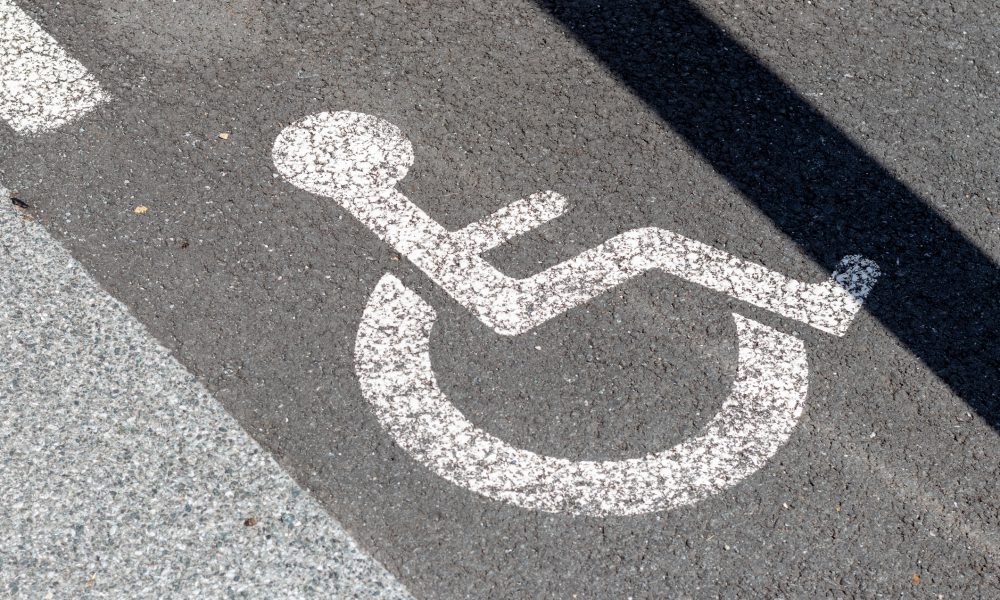 Un handicapé sans gêne se gare sur une place non réservée aux handicapés