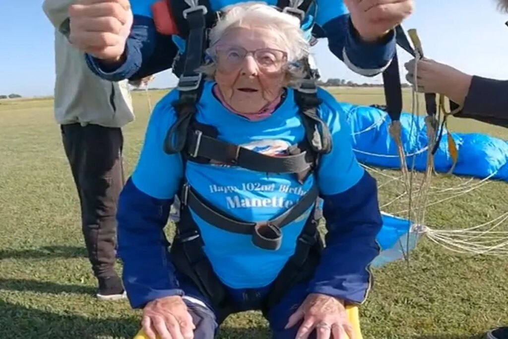 Una mujer celebra su 102 cumpleaños saltando en paracaídas