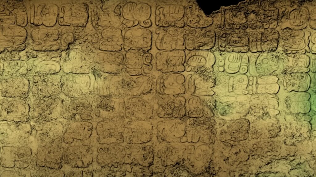 Une centaine de glyphes mayas découverts dans une cité perdue