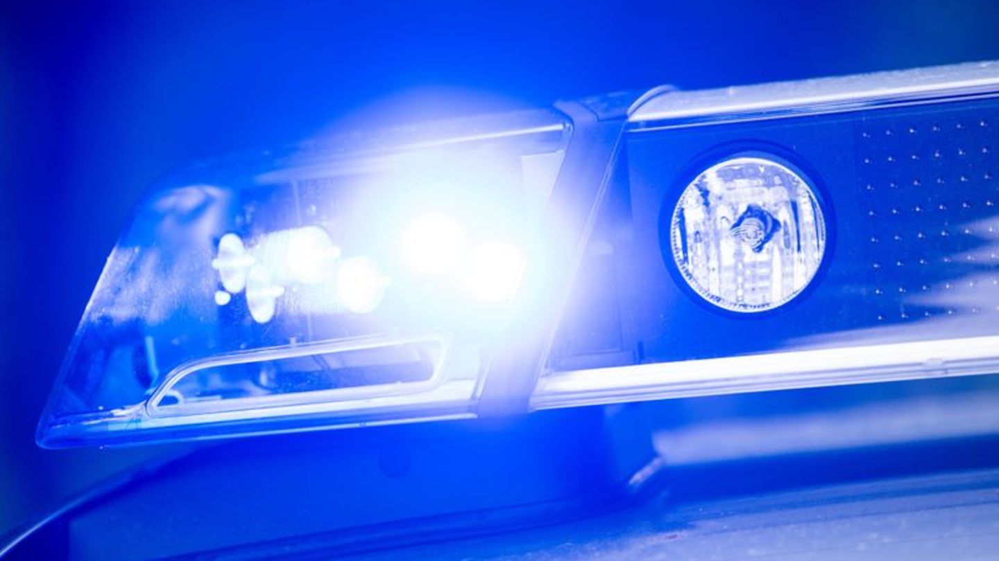 Ein Mann ist in Großbeeren mit einem Auto gegen einen Baum gefahren und ums Leben gekommen. (Symboldbild) Foto: Lino Mirgeler/dp