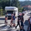 VIDÉO. Espagne : ces habitants traversent un passage piéton en continu pour empêcher les touristes de passer