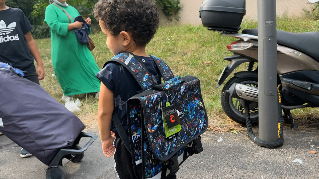 VIDÉO. « Rien que le cartable, ça soulage » : à Aulnay-sous-Bois, distribution de kits scolaires gratuits à 150 familles précaires