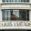 Venganza en Louis Vuitton: Una clienta descontenta hace contar su efectivo durante dos horas y después se va sin comprar