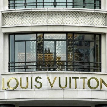 Venganza en Louis Vuitton: Una clienta descontenta hace contar su efectivo durante dos horas y después se va sin comprar