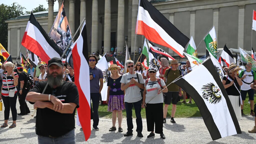 Versammlung von Verschwörungstheoretikern: Mutmaßlicher Putschisten-Berater auf Münchner „Reichsbürger“-Bühne