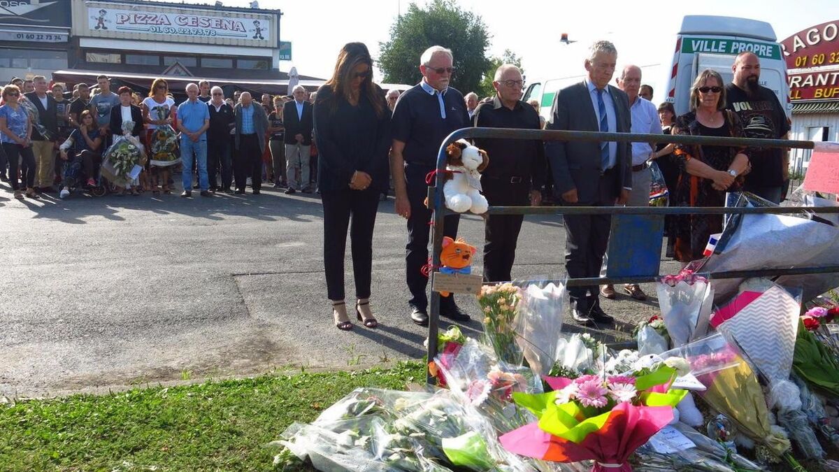 Voiture bélier à Sept-Sorts : des fleurs et le silence en hommage aux victimes de l’attaque