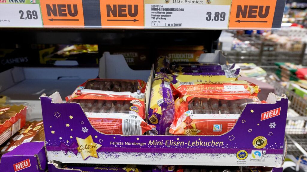 Weihnachten im Sommer?: "Ich find das furchtbar": Passanten reagieren auf Lebkuchen im Supermarkt