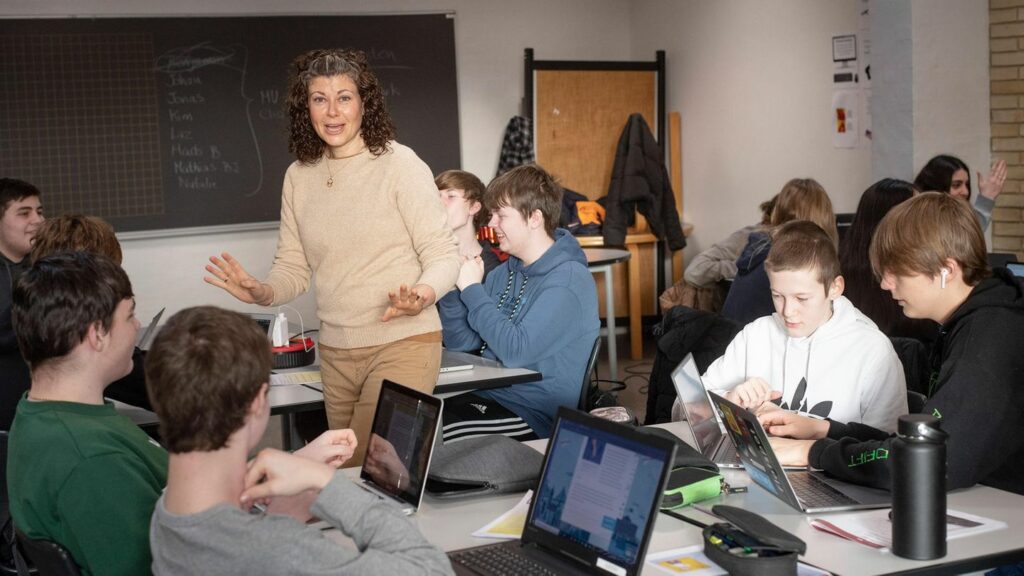 Schülerinnen und Schüler sitzen in einem Klassenzimmer in Dänemark vor Laptops (Symbolbild Digitalisierung)