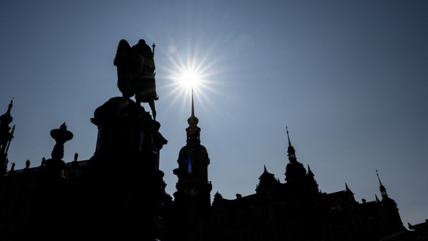 Auf bis zu 36 Grad klettern die Temperaturen. (Symbolbild) Foto: Robert Michael/dpa