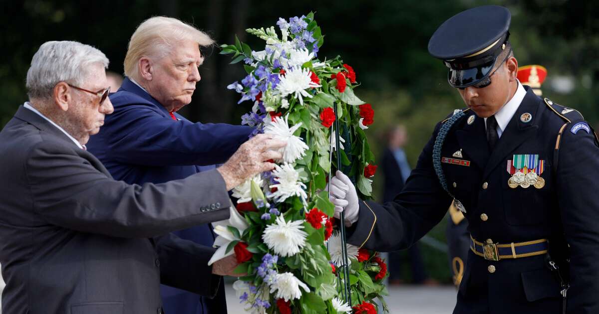 La polémique enfle autour du “coup politique” de Donald Trump dans un cimetière militaire