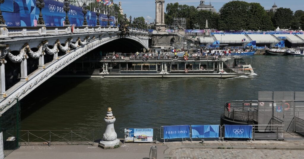 La Seine passe sous le pont Alexandre III, le 28 juillet 2024 à Paris