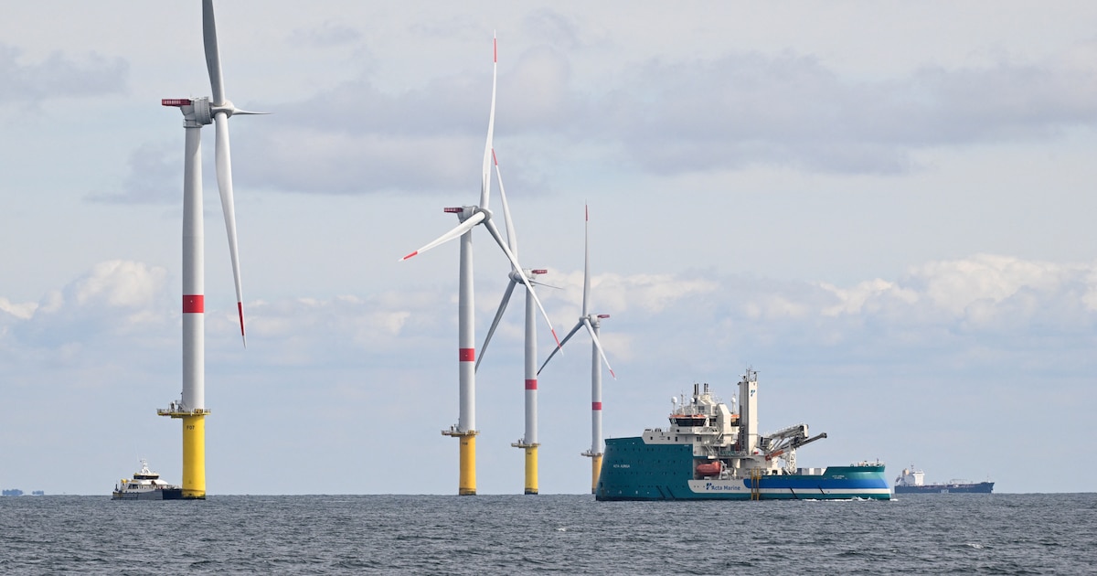 Une éolienne et une sous-station électrique sont photographiées sur le premier parc éolien offshore français au large de La Turballe, dans l'ouest de la France, le 30 septembre 2022. Le parc, composé de 80 éoliennes, fournira 480 MW, pour un investissement de 2 milliards d'euros (Photo Damien MEYER / AFP)