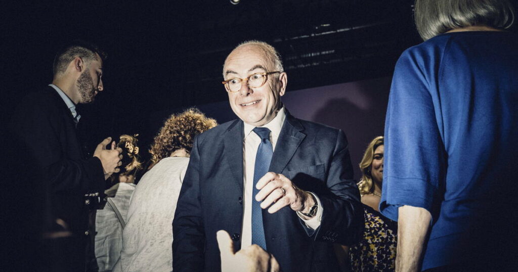 EN DIRECT - Choix du Premier ministre : toujours aucun nom pour Matignon, Bernard Cazeneuve fait figure de favori