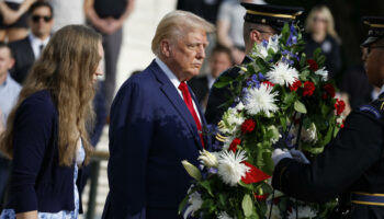 Pourquoi Donald Trump est pris dans la controverse après sa visite au cimetière militaire d’Arlington