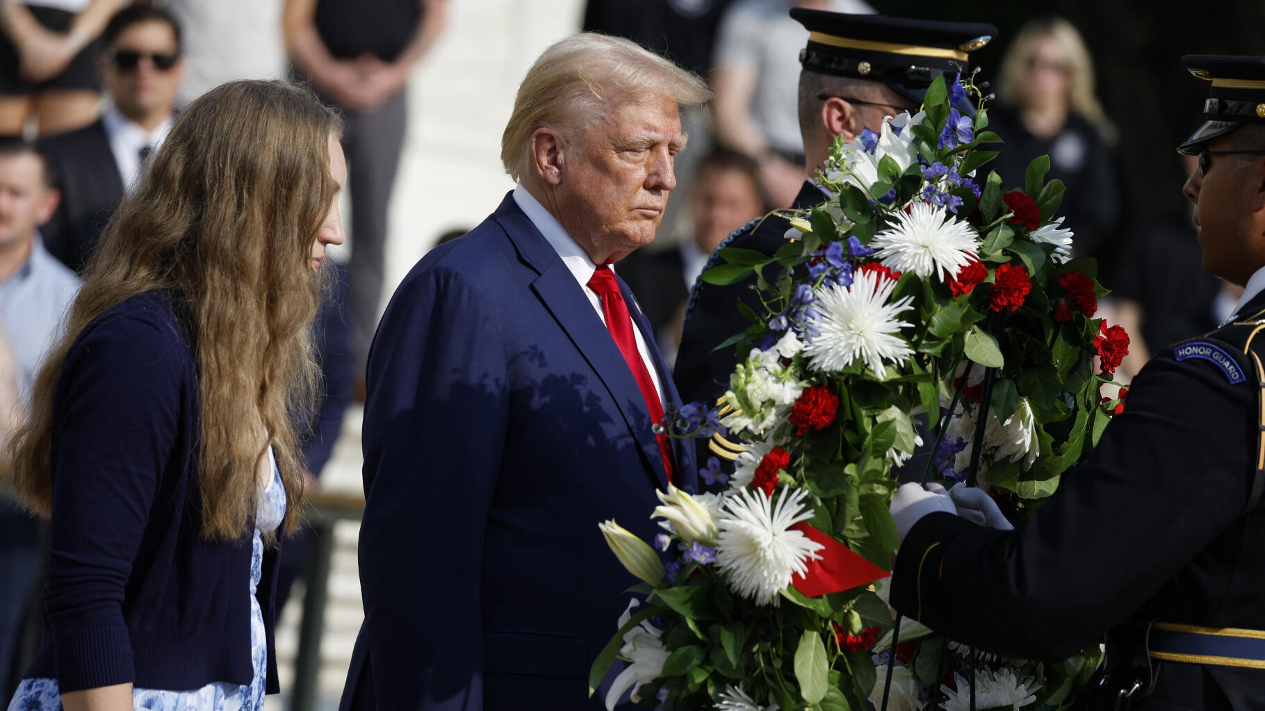 Pourquoi Donald Trump est pris dans la controverse après sa visite au cimetière militaire d’Arlington