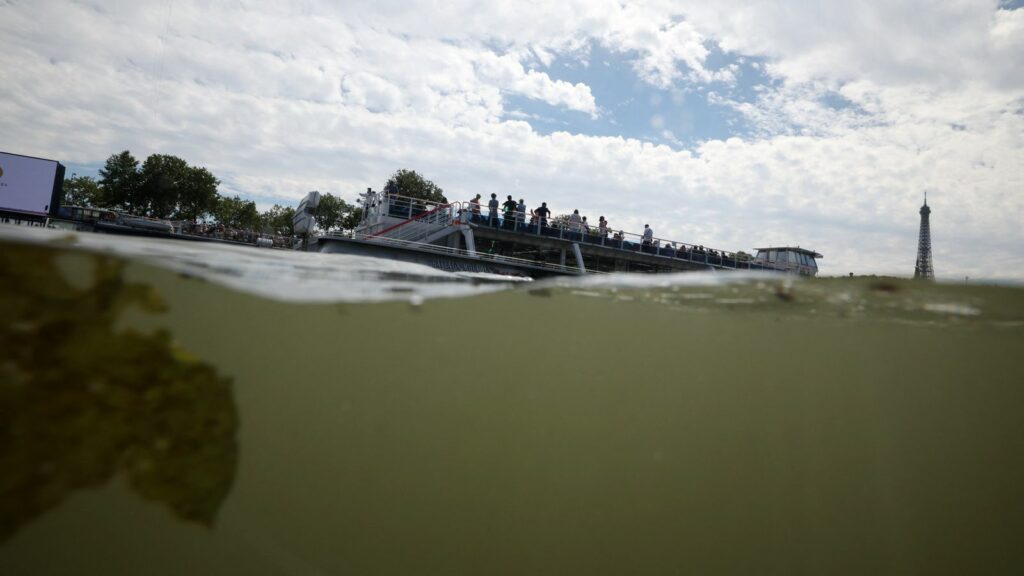 Paris 2024 Olympics - Triathlon - Alexander III Bridge, Paris, France - July 28, 2024. General view of the Eiffel Tower and the River Seine taken from the Triathlon start after training was cancelled amid water quality concerns REUTERS/Kai Pfaffenbach