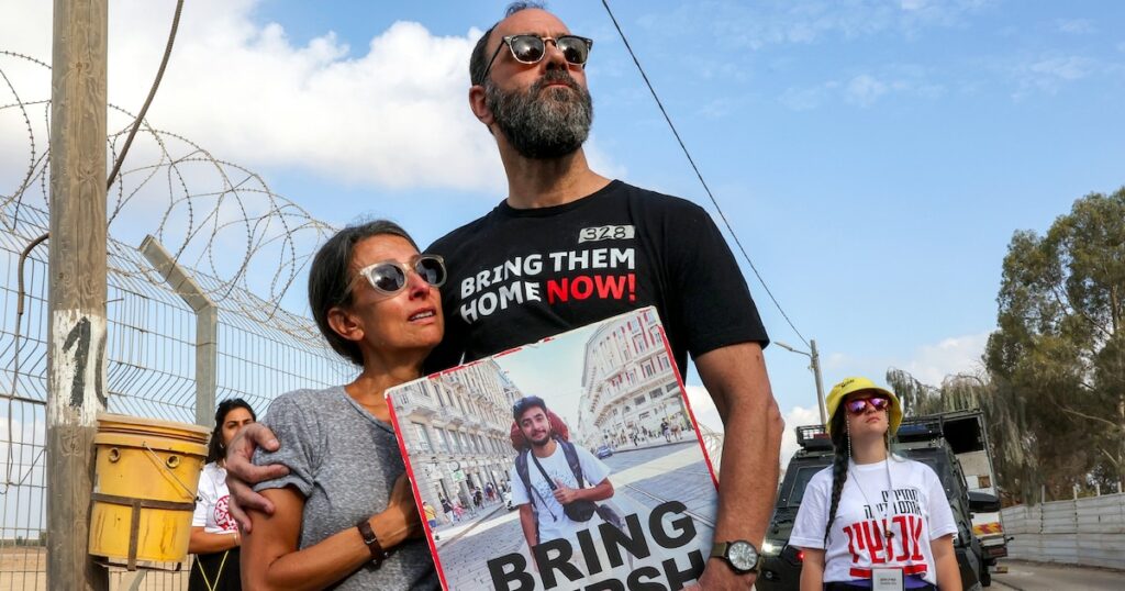 Jonathan Polin et Rachel Goldberg-Polin, parents de l'otage israélien Hersh Goldberg-Polin, assistent à une manifestation des familles des otages emmenés dans la bande de Gaza durant l'attaque sur le sol israélien du 7 octobre menée par le Hamas, près du kibboutz Nirim dans le sud d'Israël, le 29 août 2024, alors que le conflit entre Israël et le mouvement islamiste palestinien se poursuit dans le territoire palestinien