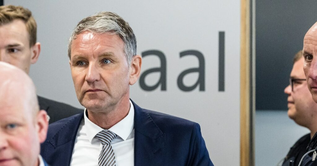 Björn Höcke (c), l'une des plus figures les plus radicales de l'AfD, arrive à son procès pour l'utilisation d'un slogan nazi lors d'un meeting, le 23 avril 2024 à Halle