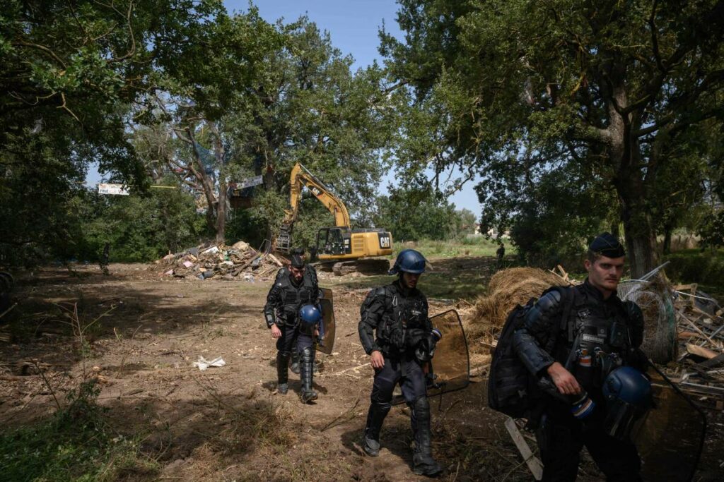 A69 : près de 60 arbres abattus, malgré la présence d’opposants