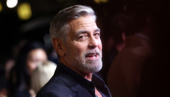 À la Mostra de Venise avec Brad Pitt, George Clooney rend hommage à Joe Biden