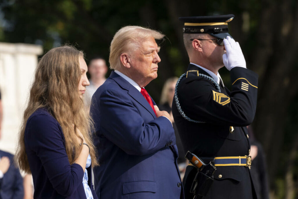 Présidentielle américaine : la visite de Donald Trump dans un cimetière militaire provoque une vive controverse