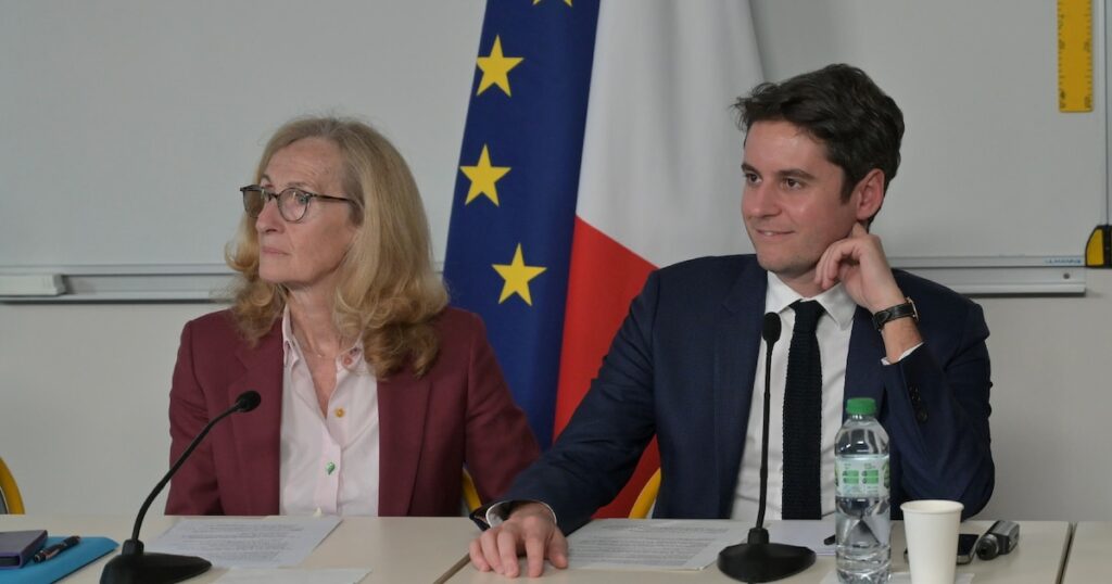 Le Premier ministre Gabriel Attal (D) et la ministre de l'Education Nicole Belloubet (G) lors d'une rencontre avec des professeurs dans uen école de Mathurin Regnier le 14 mars 2024