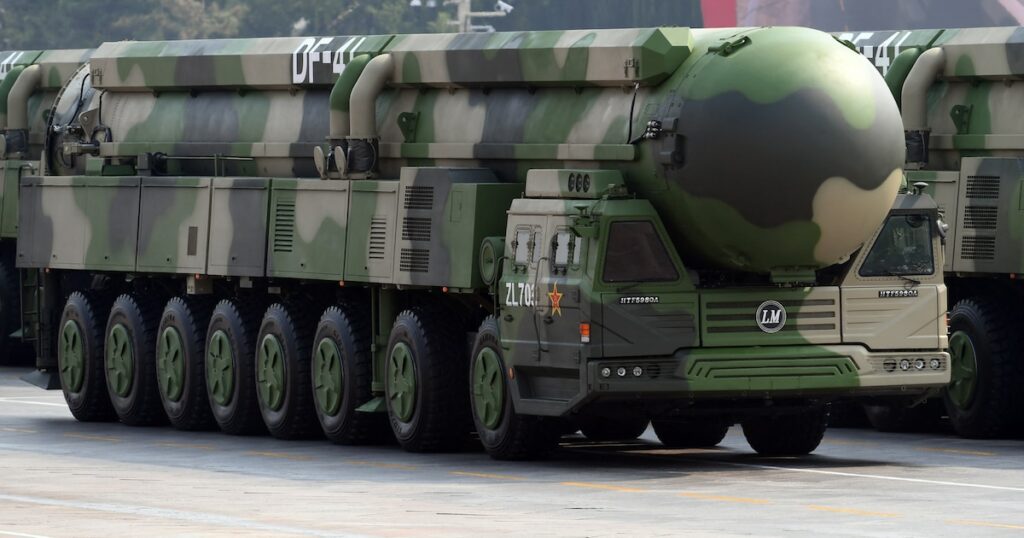 Une formation de groupe de missiles nucléaires stratégiques intercontinentaux Dongfeng-41 défile pour célébrer le 70e anniversaire de la fondation de la République populaire de Chine à Beijing, le 1er octobre 2019.