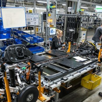 Des employés de l'usine de production du constructeur automobile allemand Volkswagen à Zwickau, le 20 août 2024 en Allemagne