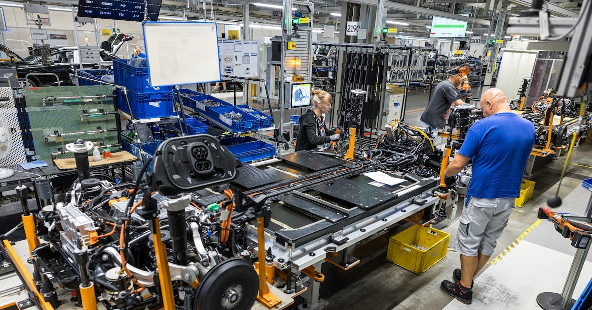 Des employés de l'usine de production du constructeur automobile allemand Volkswagen à Zwickau, le 20 août 2024 en Allemagne