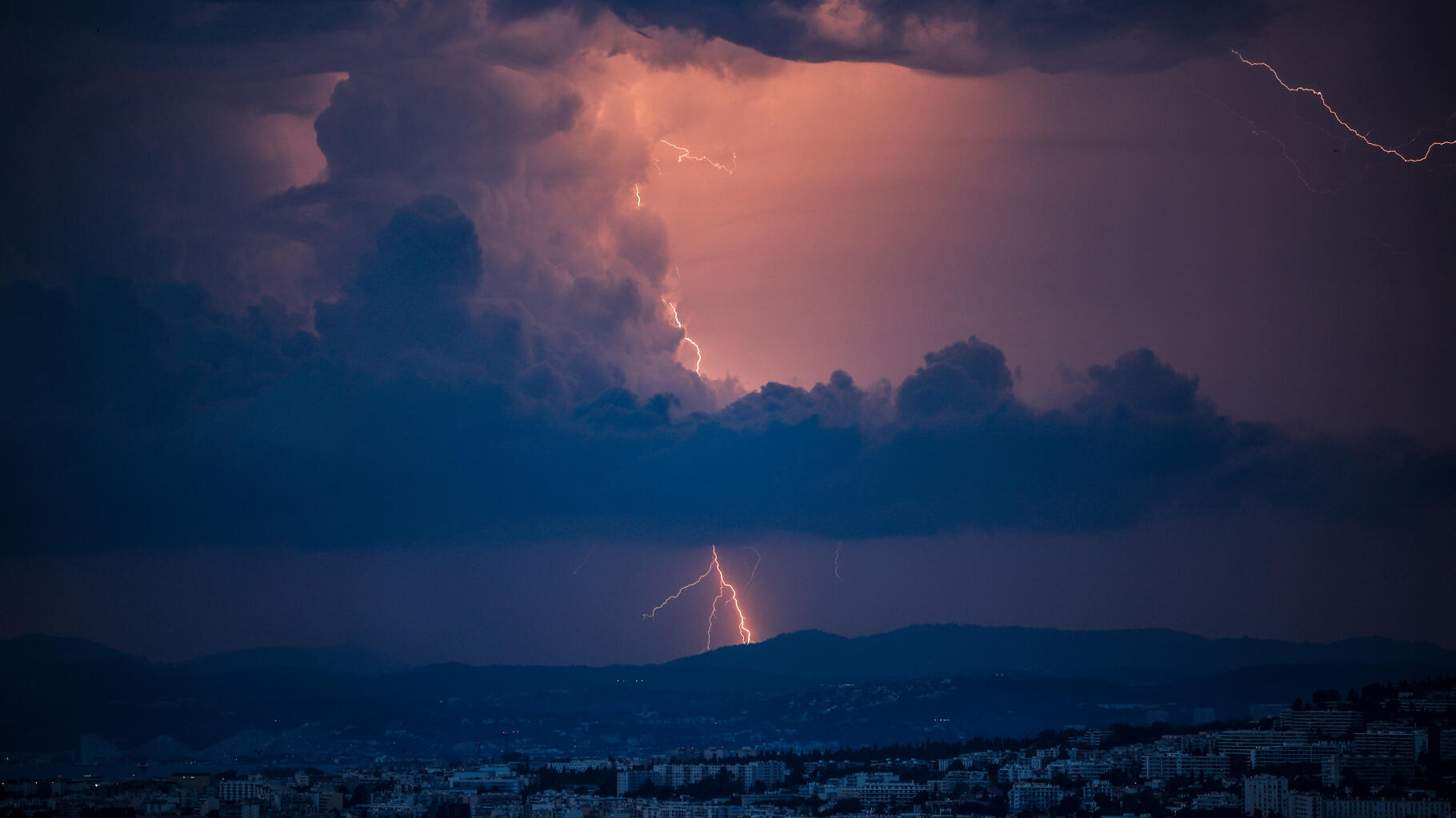 Météo et chaleurs : Nice connaît un record de « nuits tropicales » et ça n’a rien d’un hasard