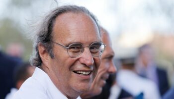 Xavier Niel, fondateur du groupe Iliad et président de l'école 42, le 26 août 2022 à Alger lors d'une visite d'Etat du président Emmanuel Macron