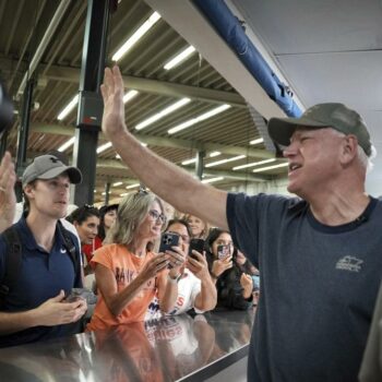 US-Wahlkampf: Unfall in Autokolonne von US-Vizekandidat Tim Walz