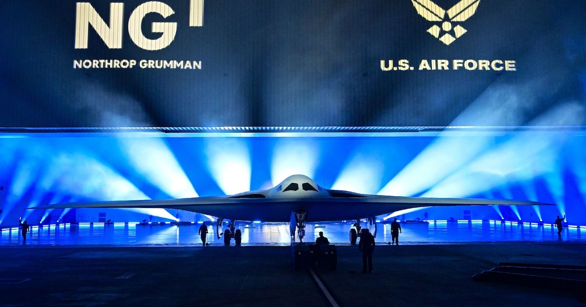 Le bombardier B-21 "Raider", dévoilé par l'industriel Northrop Grumman à Palmdale en Californie, le 2 décembre 2022