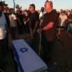 Des membres de la famille et des proches d'Alexander Lobanov, enlevé lors de l'attaque du Hamas du 7 octobre dont le corps a été retrouvé dans un tunnel de la bande de Gaza, le 1er septembre 2024 au cimetière d'Ashkelon dans le sud d'Israël