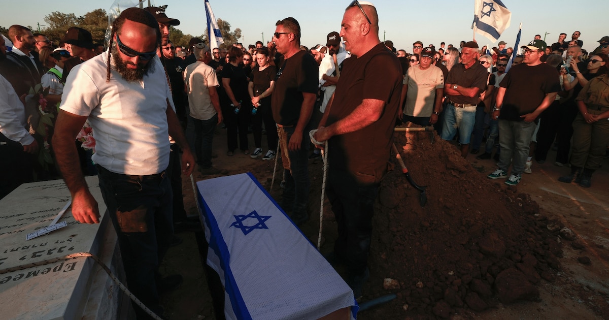 Des membres de la famille et des proches d'Alexander Lobanov, enlevé lors de l'attaque du Hamas du 7 octobre dont le corps a été retrouvé dans un tunnel de la bande de Gaza, le 1er septembre 2024 au cimetière d'Ashkelon dans le sud d'Israël