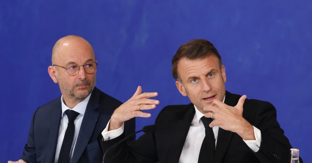 Emmanuel Macron avec le président du Conseil économique, social et environnemental (Cese), Thierry Beaudet, le 26 avril 2024 à Paris