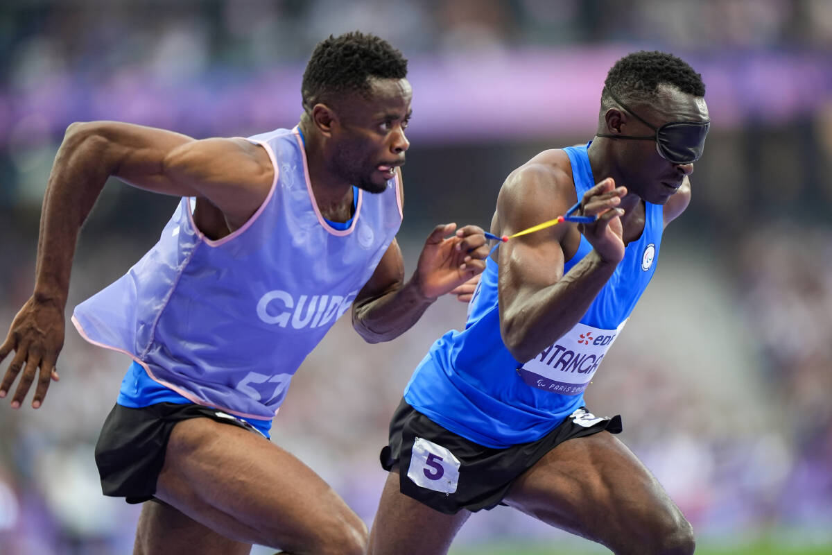 Jeux paralympiques : au 400 mètres, la course synchronisée des réfugiés Guillaume Junior Atangana et Donard Ndim Nyamjua