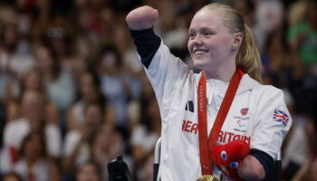 Jeux paralympiques 2024 : la nageuse Ellie Challis se démène contre la méningite